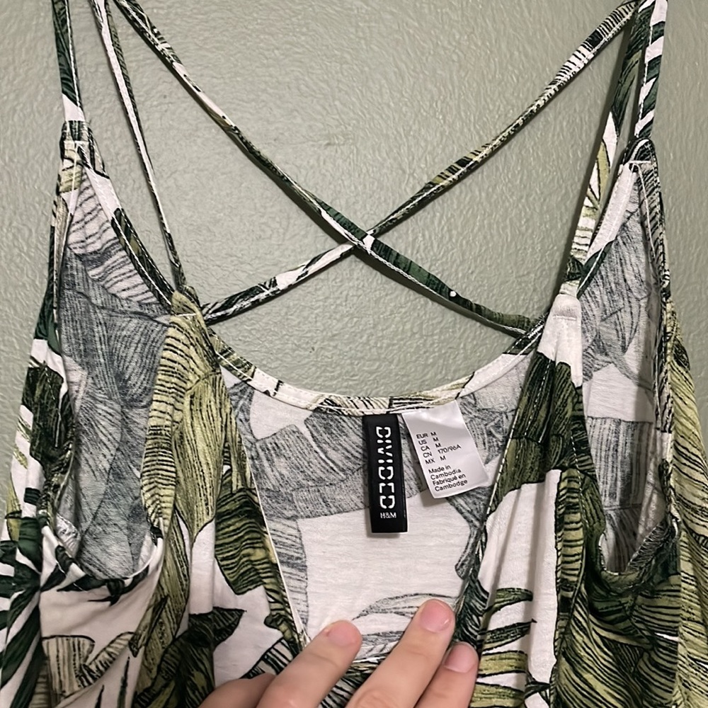 H&M Women’s Palm Tree Romper, Size Medium, Excellent Condition and Super Cute! - Picture 3 of 4